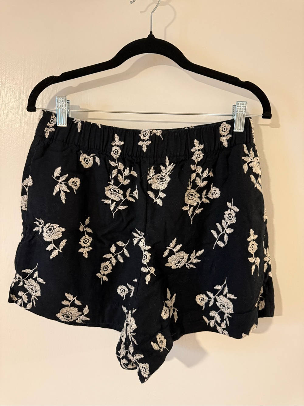 Abercrombie & Fitch Black High-Waist Shorts with Ivory Floral Stitching